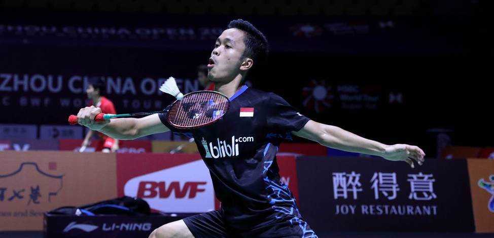 Anthony Sinisuka Ginting mengembalikan shuttlecock. Anthony Sinisuka Ginting mengembalikan shuttlecock.