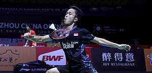 Anthony Sinisuka Ginting mengembalikan shuttlecock.