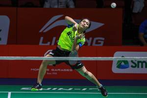 Gregoria Mariska Tunjung (Indonesia) melepaskan serangan.