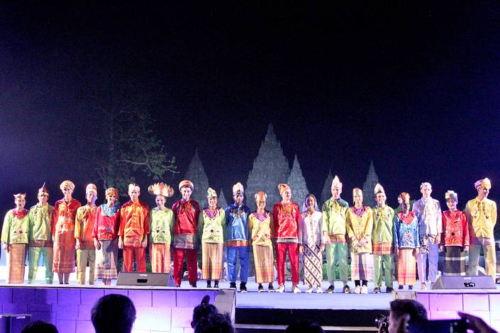 Para Atlet Dengan Baju Adat Indonesia Para Atlet Dengan Baju Adat Indonesia