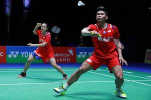 Praveen Jordan/Melati Daeva Oktavianti (Indonesia) bersiap menyambut pengembalian.