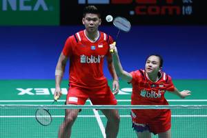 Praveen Jordan/Melati Daeva Oktavianti (Indonesia) bersiap menyambar pengembalian.