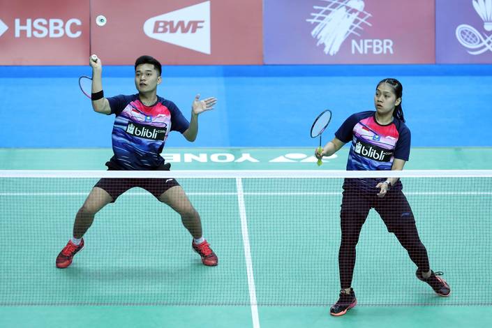 Leo Rolly Carnando/Indah Cahya Sari Jamil (Indonesia) bersiap menyambut pengembalian. Leo Rolly Carnando/Indah Cahya Sari Jamil (Indonesia) bersiap menyambut pengembalian.