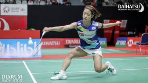 Nozomi Okuhara (Jepang) mengembalikan shuttlecock.