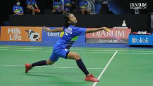 Putri Kusuma Wardani (Indonesia) mengembalikan shuttlecock.