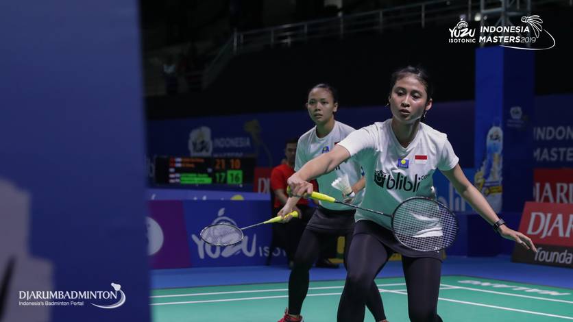 Della Destiara Haris/Rizki Amelia Pradipta (Indonesia) menyambut pengembalian. Della Destiara Haris/Rizki Amelia Pradipta (Indonesia) menyambut pengembalian.