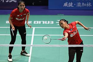 Della Destiara Haris/Rizki Amelia Pradipta (Indonesia) mengembalikan shuttlecock.