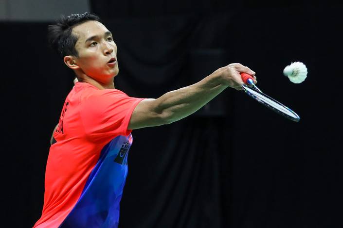 Jonatan Christie mengembalikan shuttlecock.