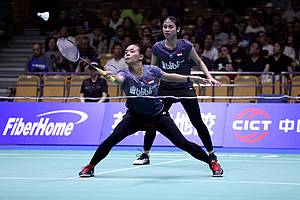 Rizki Amelia Pradipta/Della Destiara Haris (Indonesia) mengembalikan shuttlecock.