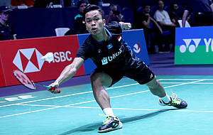 Anthony Sinisuka Ginting menghadang serangan.