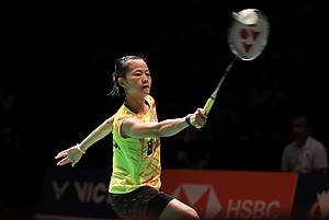 Fitriani mengembalikan shuttlecock.