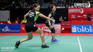 Ni Ketut Mahadewi Istarani/Tania Oktaviani Kusumah (Indonesia) menyambut pengembalian.