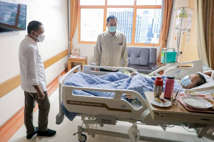 Zainudi Amali membesuk Verawati Fajrin (Foto: Dok. Humas Kemenpora/Imanuel)  Zainudi Amali membesuk Verawati Fajrin (Foto: Dok. Humas Kemenpora/Imanuel)