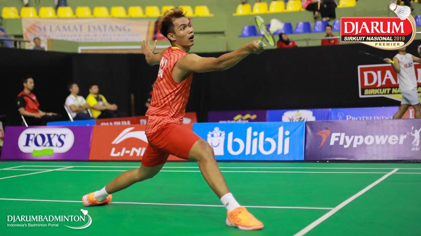 Enzi Shafira (SGS PLN) mengembalikan shuttlecock. Enzi Shafira (SGS PLN) mengembalikan shuttlecock.