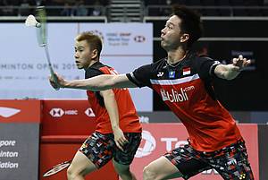 Kevin Sanjaya Sukamuljo/Marcus Fernaldi Gideon (Indonesia) mengembalikan shuttlecock.