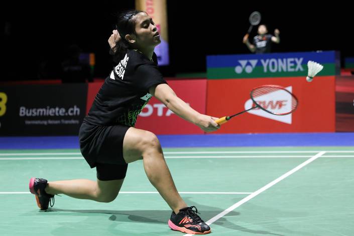 Gregoria Mariska Tunjung (Indonesia) menyambut pengembalian. Gregoria Mariska Tunjung (Indonesia) menyambut pengembalian.