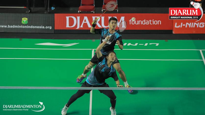 Muliadi Rizka Saputra/Trisma Arlisa Septiana (PB Pratama Badminton Academy) bersiap menyambar pengembalian. Muliadi Rizka Saputra/Trisma Arlisa Septiana (PB Pratama Badminton Academy) bersiap menyambar pengembalian.
