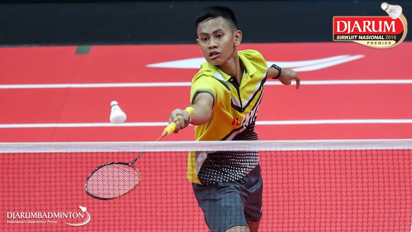 Rizki Ansyahri (PB Jaya Raya Jakarta) mengembalikan shuttlecock. Rizki Ansyahri (PB Jaya Raya Jakarta) mengembalikan shuttlecock.