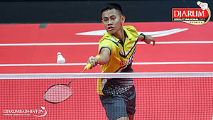 Rizki Ansyahri (PB Jaya Raya Jakarta) mengembalikan shuttlecock.