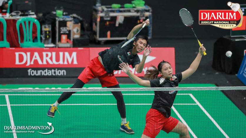 Rian Agung Saputro/Brigita Marcelia Rumambi (PB Berkat Abadi) mengembalikan shuttlecock. Rian Agung Saputro/Brigita Marcelia Rumambi (PB Berkat Abadi) mengembalikan shuttlecock.