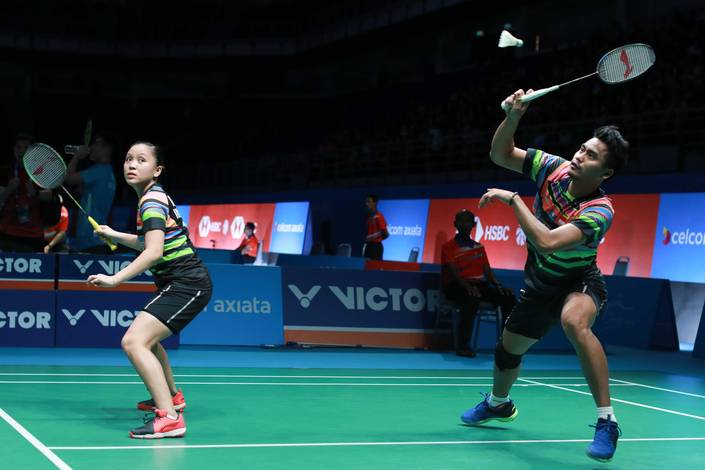 Tontowi Ahmad/Winny Oktavina Kandow (Indonesia) bersiap menyambut pengembalian. Tontowi Ahmad/Winny Oktavina Kandow (Indonesia) bersiap menyambut pengembalian.