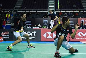 Fajar Alfian/Muhammad Rian Ardianto (Indonesia) bersiap menghadang serangan.