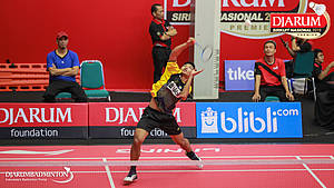 Karono (Pelatnas) mengembalikan shuttlecock.