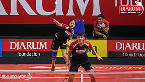 Apik Sukma Sarasmita/Mikala Kani (PB Djarum Kudus) melepaskan serangan.