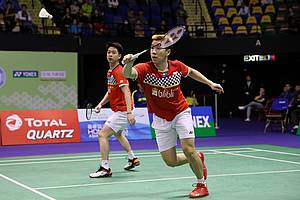 Kevin Sanjaya Sukamuljo/Marcus Fernaldi Gideon (Indonesia) bersiap menyambar pengembalian.