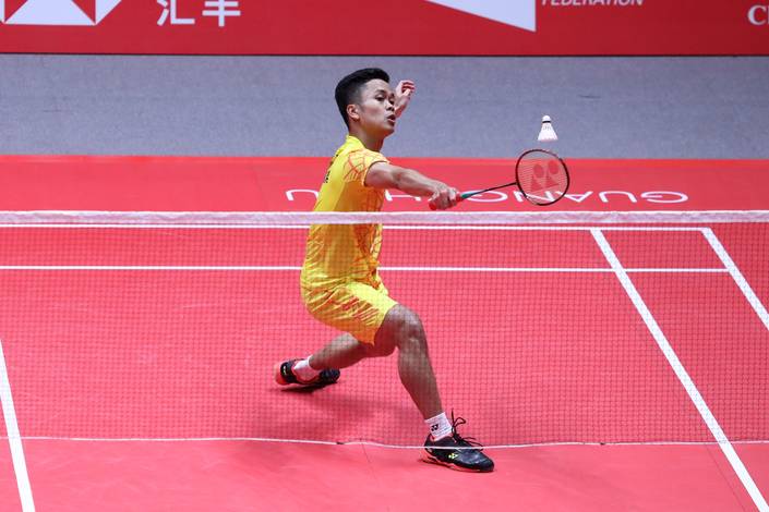 Anthony Sinisuka Ginting mengembalikan shuttlecock. Anthony Sinisuka Ginting mengembalikan shuttlecock.