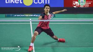Christian Adinata (Indonesia) mengembalikan shuttlecock.