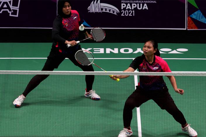Pasangan Bengkulu Annisa M/Aisyah N dalam pertandingan grup beregu putri PON Papua 2021 di GOR Waringin, Abepura, Jayapura (PON Papua 2021/Hadi Abdulloh) Pasangan Bengkulu Annisa M/Aisyah N dalam pertandingan grup beregu putri PON Papua 2021 di GOR Waringin, Abepura, Jayapura (PON Papua 2021/Hadi Abdulloh)