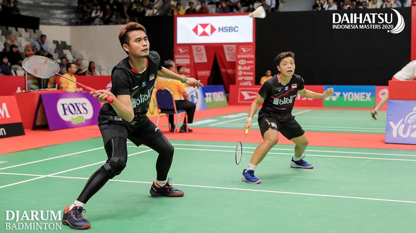 Tontowi Ahmad/Apriyani Rahayu (Indonesia) bersiap menyambut pengembalian.