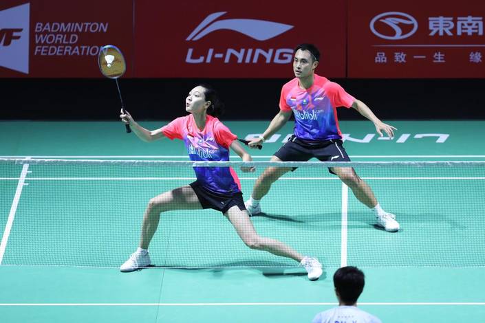 Hafiz Faizal/Gloria Emanuelle Widjaja (Indonesia) mengembalikan shuttlecock. Hafiz Faizal/Gloria Emanuelle Widjaja (Indonesia) mengembalikan shuttlecock.