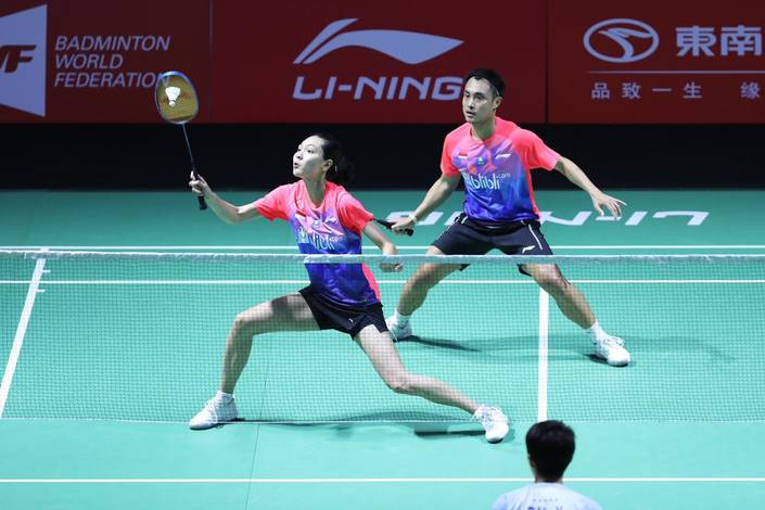 Hafiz Faizal/Gloria Emanuelle Widjaja (Indonesia) mengembalikan shuttlecock.