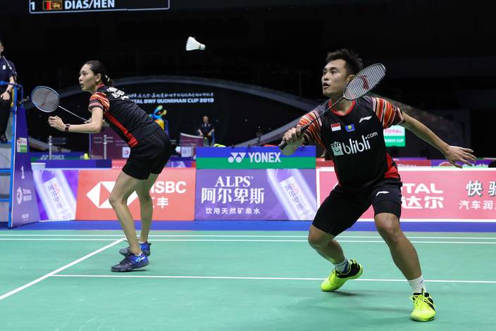 Hafiz Faizal/Gloria Emanuelle Widjaja (Indonesia) besiap menyambut pengembalian. Hafiz Faizal/Gloria Emanuelle Widjaja (Indonesia) besiap menyambut pengembalian.
