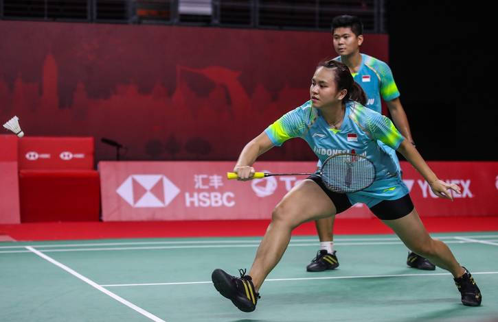 Ganda campuran Indonesia, Praveen Jordan/Melati Daeva Oktaviant bersiap menyambut pengembalian. (Copyright: Badmintonphoto | Courtesy of BWF) Ganda campuran Indonesia, Praveen Jordan/Melati Daeva Oktaviant bersiap menyambut pengembalian. (Copyright: Badmintonphoto | Courtesy of BWF)