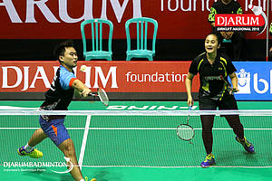 Reinard Dhanriano/Monika Insany (Mutiara Cardinal) mengembalikan shuttlecock.