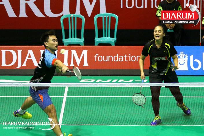 Reinard Dhanriano/Monika Insany (Mutiara Cardinal) mengembalikan shuttlecock. Reinard Dhanriano/Monika Insany (Mutiara Cardinal) mengembalikan shuttlecock.