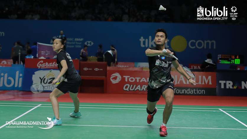 Tontowi Ahmad/Winny Oktavina Kandow (Indonesia) bersiap menghadang pengembalian.