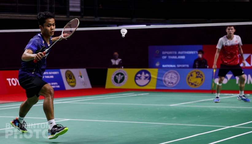 Tunggal putra Indonesia, Anthony Sinisuka Ginting (kiri) berusaha menggapai pengembalian lawan. (Copyright: Badmintonphoto | Courtesy of BWF)