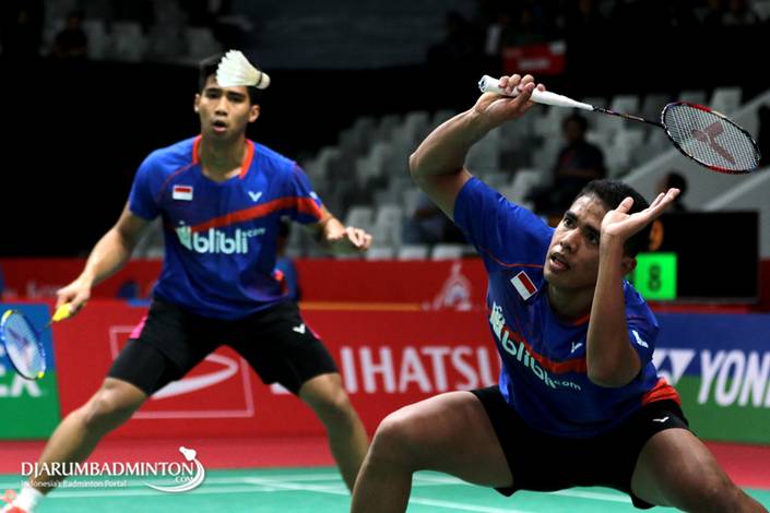 Sabar Karyaman Gutama/Frengky Wijaya Putra (Indonesia) bersiap menghadang serangan.