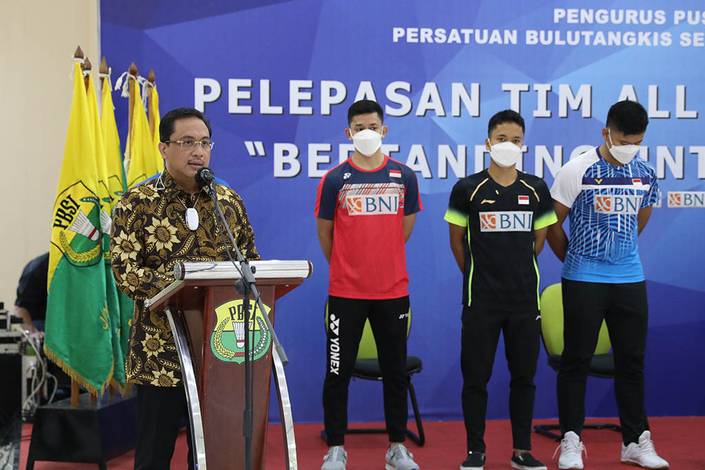 Ketua Umum PP PBSI, Agung Firman Sampurna (kiri) saat melepas tim bulutangkis Indonesia ke All England 2021 BWF World Tour Super 1000. (Foto: PP PBSI) Ketua Umum PP PBSI, Agung Firman Sampurna (kiri) saat melepas tim bulutangkis Indonesia ke All England 2021 BWF World Tour Super 1000. (Foto: PP PBSI)