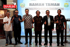 PLT Bupati Banyuwangi, Budhi Setiawan (Ketiga dari Kanan) berfoto bersama Ketua Umum Pengprov PBSI Jawa Tengah, Andy Krisdasusila (Kedua dari Kanan) dan Para Panitia Djarum Sirkuit Nasional Li-ning Jawa Tengah Open 2018