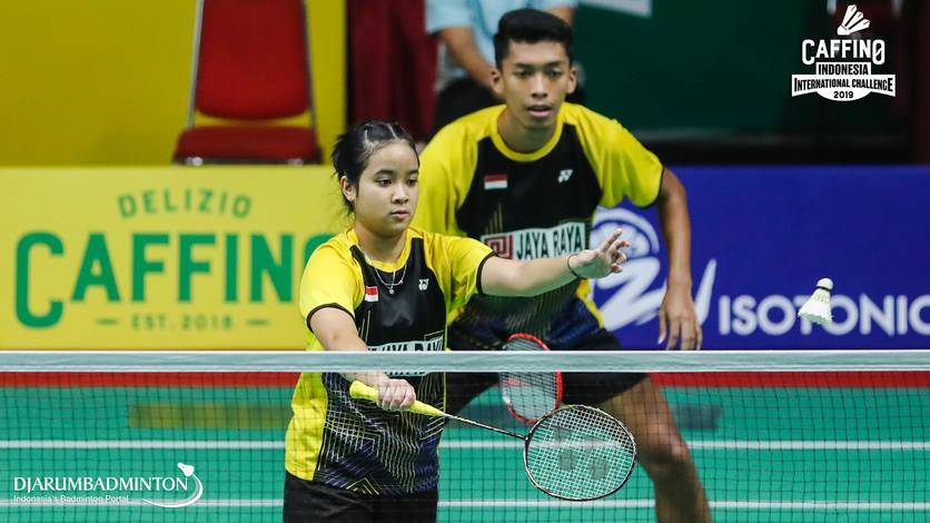 Mohammad Rezky Alfarez/Nahla Aufa Dhia Ulhaq (Indonesia) melepaskan servis. Mohammad Rezky Alfarez/Nahla Aufa Dhia Ulhaq (Indonesia) melepaskan servis.