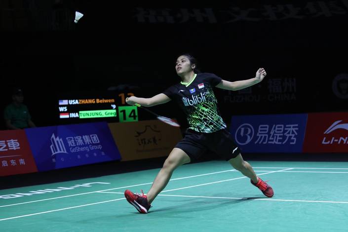 Gregoria Mariska Tunjung (Indonesia) bersiap menyambut pengembalian. Gregoria Mariska Tunjung (Indonesia) bersiap menyambut pengembalian.