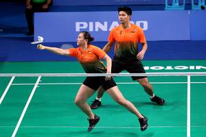 Praveen Jordan/Melati Daeva Oktavianti (Indonesia) mengembalikan shuttlecock.