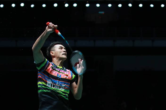 Jonatan Christie (Indonesia) melepaskan serangan.