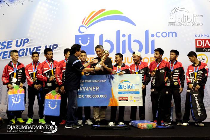 Liem Swie King Menyerahkan Trofi 'Liem Swie King' Kepada Fung Permadi dan Tim U-19 Putra Djarum Kudus Liem Swie King Menyerahkan Trofi 'Liem Swie King' Kepada Fung Permadi dan Tim U-19 Putra Djarum Kudus