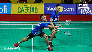Leo Rolly Carnando/Daniel Marthin (Indonesia) mengembalikan shuttlecock.